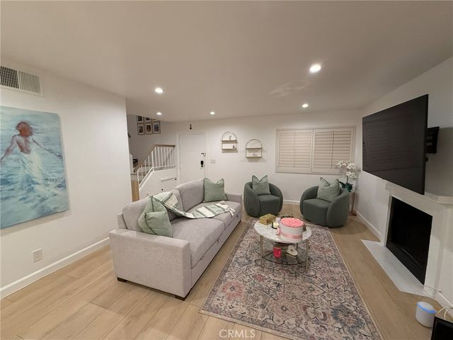 22139 Burbank, Woodland Hills, CA 91367