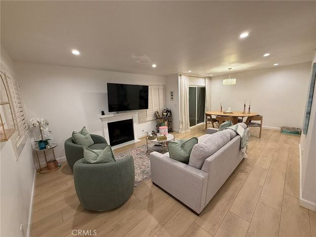 22139 Burbank, Woodland Hills, CA 91367