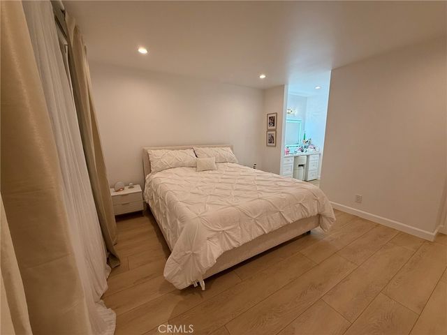 22139 Burbank, Woodland Hills, CA 91367