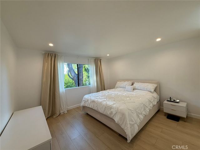 22139 Burbank, Woodland Hills, CA 91367