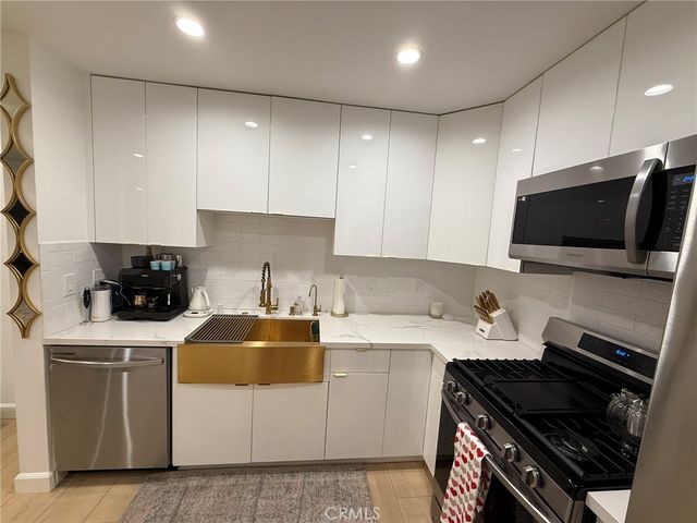 22139 Burbank, Woodland Hills, CA 91367