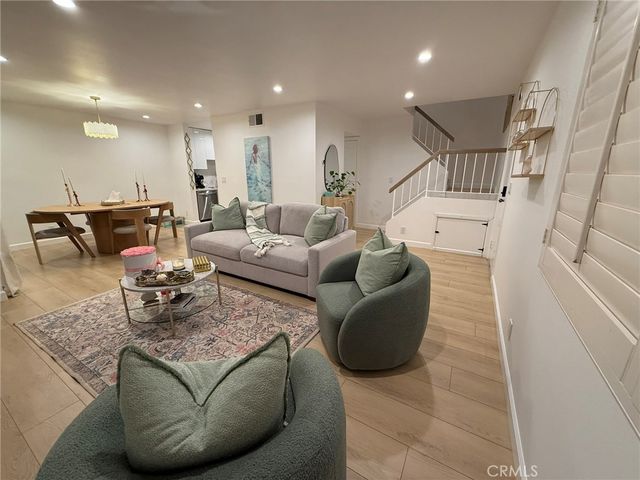 22139 Burbank, Woodland Hills, CA 91367