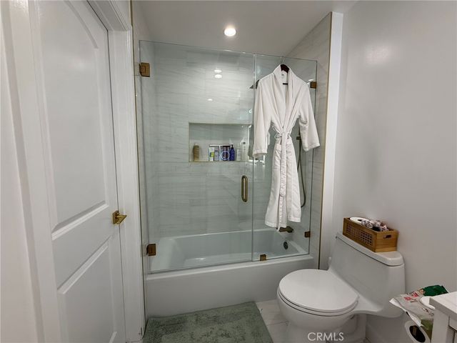 22139 Burbank, Woodland Hills, CA 91367