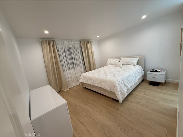 22139 Burbank, Woodland Hills, CA 91367