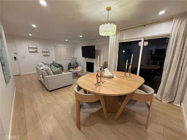 22139 Burbank, Woodland Hills, CA 91367