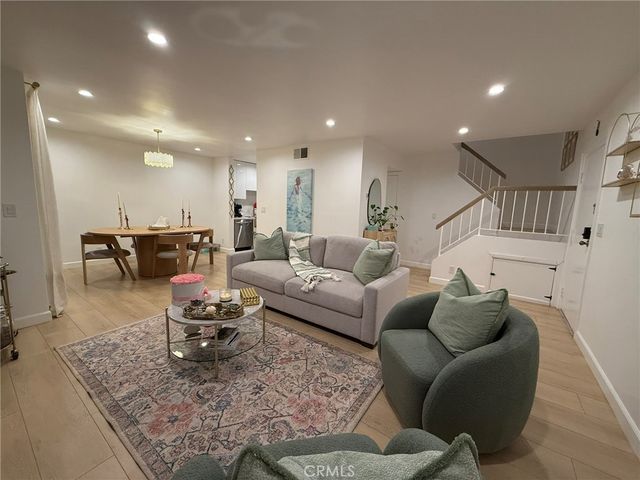 22139 Burbank, Woodland Hills, CA 91367