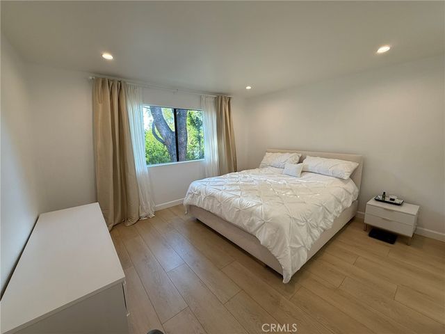 22139 Burbank, Woodland Hills, CA 91367