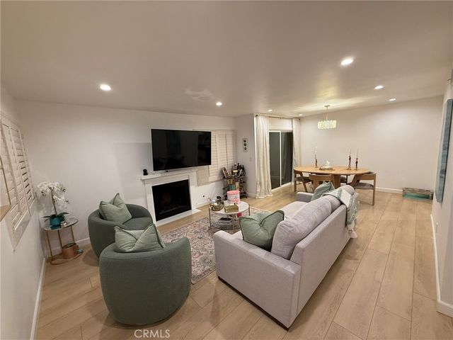 22139 Burbank, Woodland Hills, CA 91367