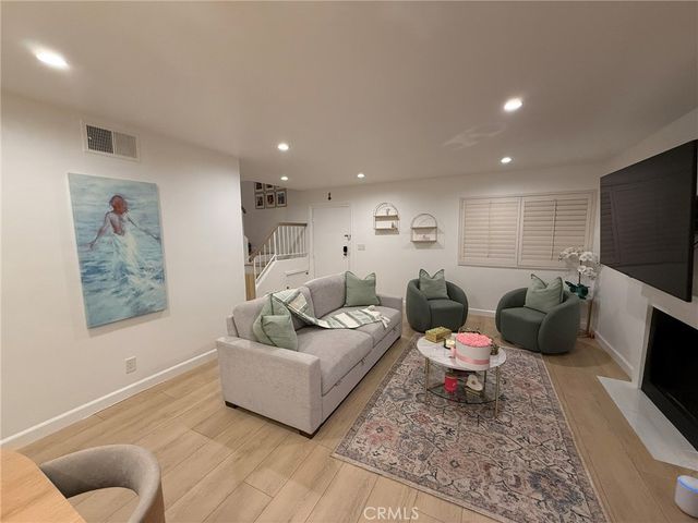 22139 Burbank, Woodland Hills, CA 91367