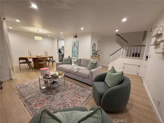 22139 Burbank, Woodland Hills, CA 91367