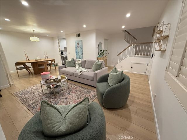 22139 Burbank, Woodland Hills, CA 91367