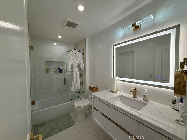 22139 Burbank, Woodland Hills, CA 91367