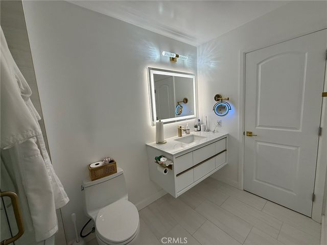 22139 Burbank, Woodland Hills, CA 91367