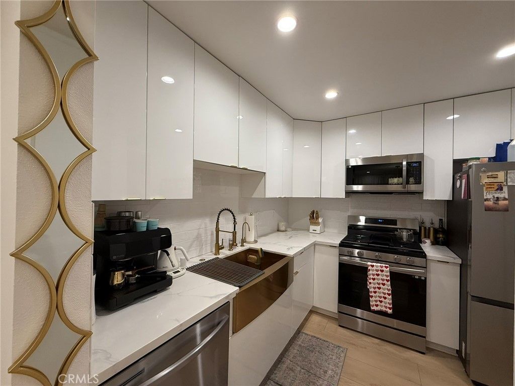 22139 Burbank, Woodland Hills, CA 91367