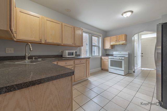 8923 S Blackstone Avenue, Chicago, IL 60617