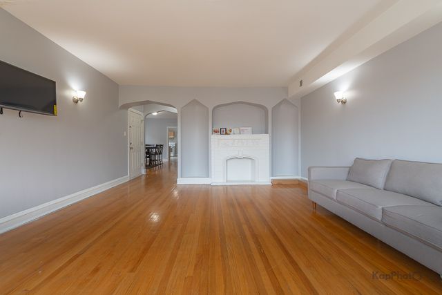 8923 S Blackstone Avenue, Chicago, IL 60617