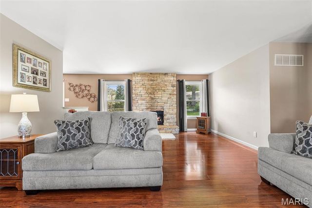 5863 Stonehorse Court, St Louis, MO 63129