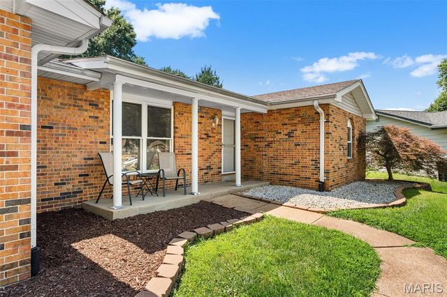 5863 Stonehorse Court, St Louis, MO 63129