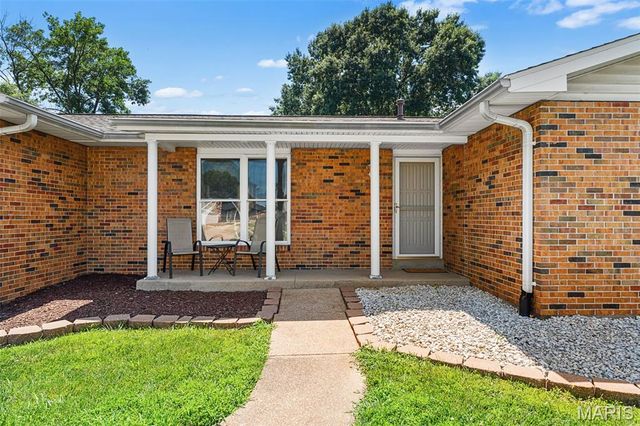 5863 Stonehorse Court, St Louis, MO 63129