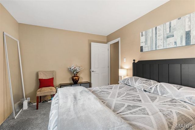 5863 Stonehorse Court, St Louis, MO 63129