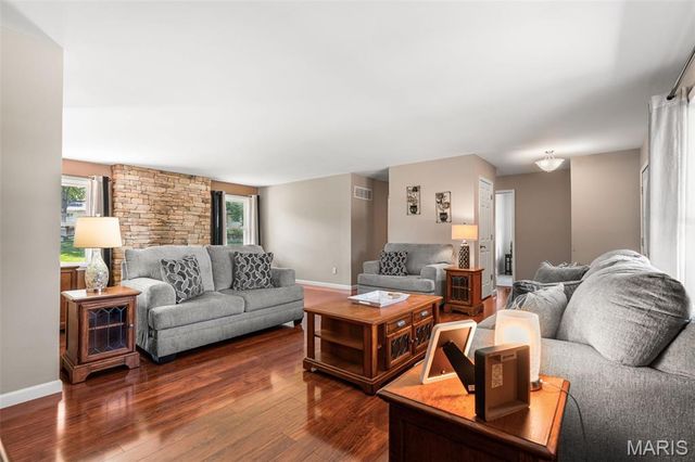 5863 Stonehorse Court, St Louis, MO 63129