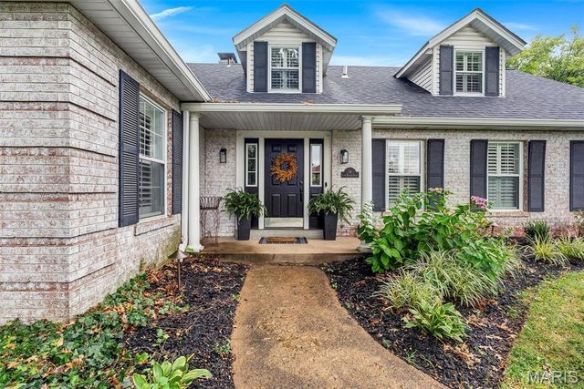 14 Long Meadows Lane, Town And Country, MO 63131
