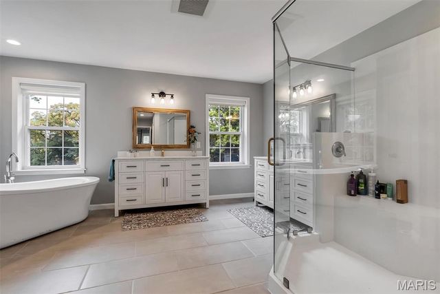 14 Long Meadows Lane, Town And Country, MO 63131