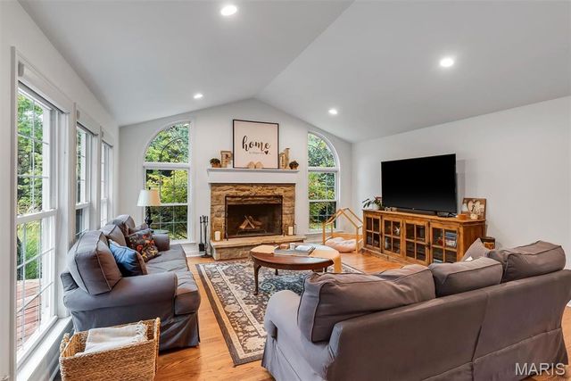 14 Long Meadows Lane, Town And Country, MO 63131