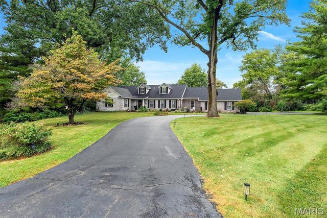 14 Long Meadows Lane, Town And Country, MO 63131