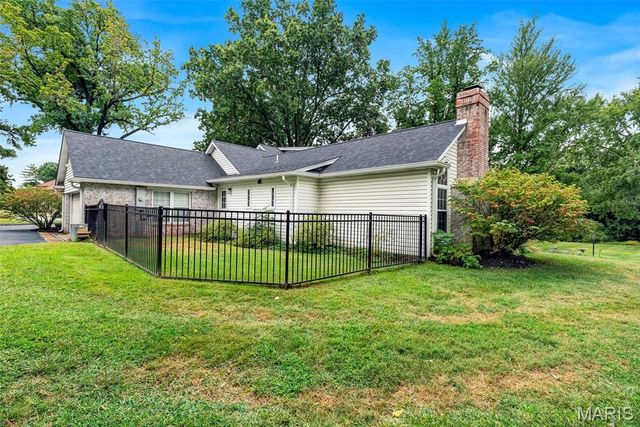 14 Long Meadows Lane, Town And Country, MO 63131