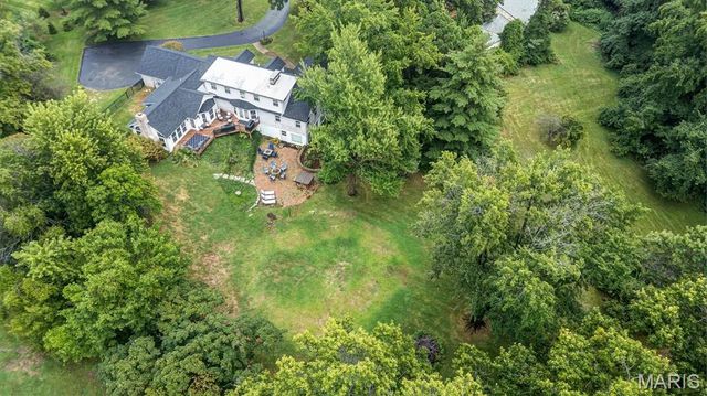 14 Long Meadows Lane, Town And Country, MO 63131