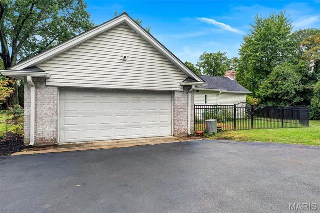 14 Long Meadows Lane, Town And Country, MO 63131
