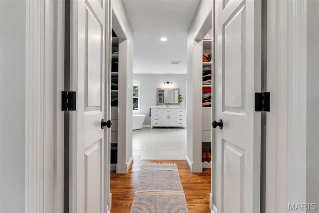 14 Long Meadows Lane, Town And Country, MO 63131