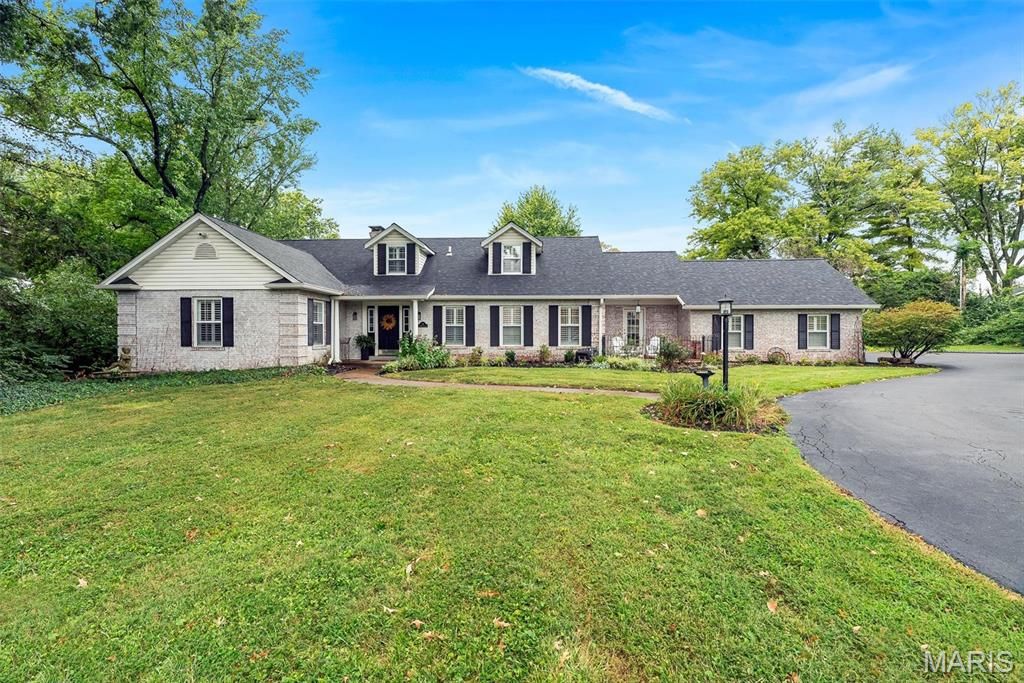 14 Long Meadows Lane, Town And Country, MO 63131