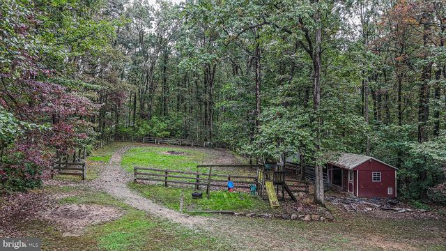 5235 HONEYSUCKLE LN, New Holland, PA 17557