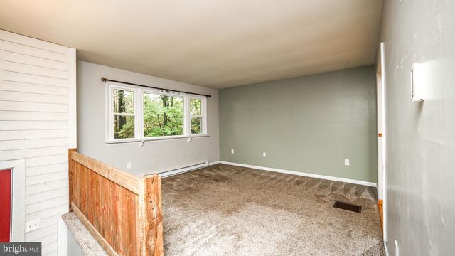 5235 HONEYSUCKLE LN, New Holland, PA 17557