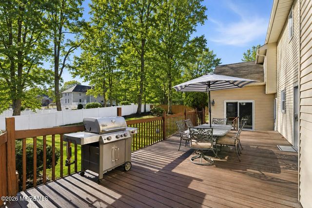 3 Manalapan Woods Drive, Manalapan, NJ 07726