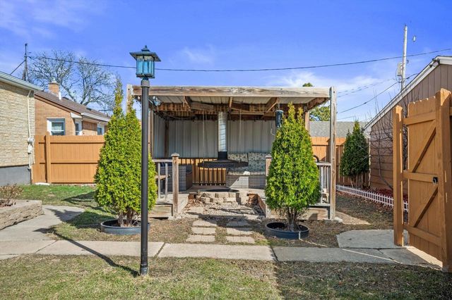 3528 S 33rd STREET, Greenfield, WI 53221