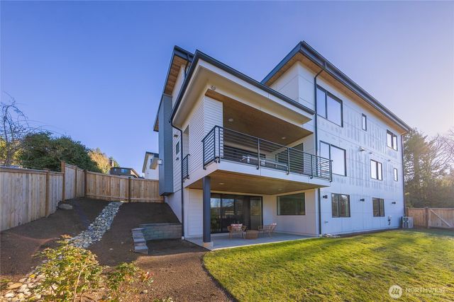 10204 NE 43rd Street, Kirkland, WA 98033