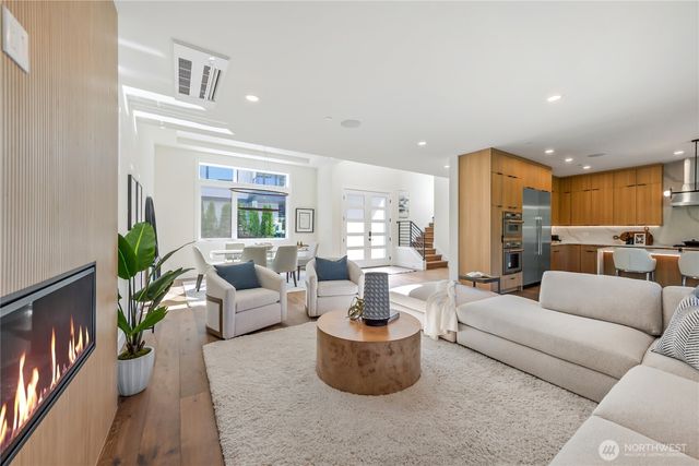 10204 NE 43rd Street, Kirkland, WA 98033