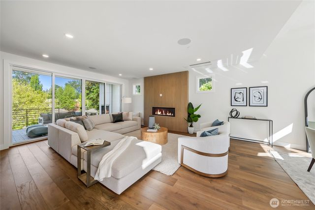 10204 NE 43rd Street, Kirkland, WA 98033