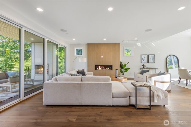 10204 NE 43rd Street, Kirkland, WA 98033