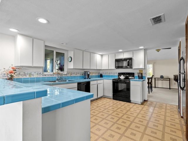1614 SEA BREEZE DRIVE, Tarpon Springs, FL 34689