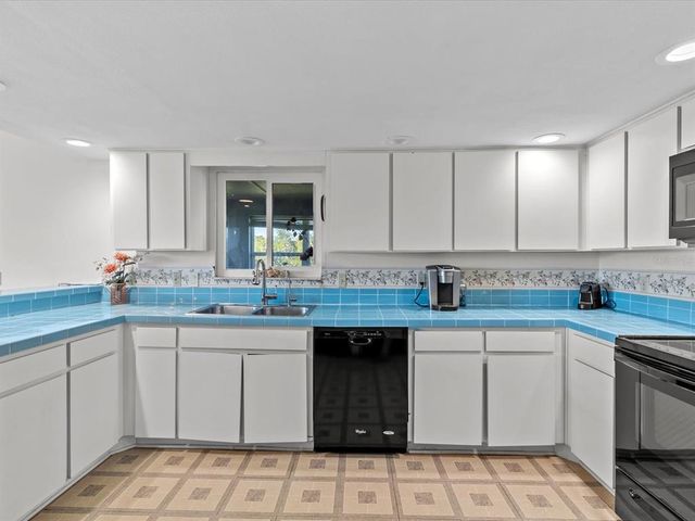 1614 SEA BREEZE DRIVE, Tarpon Springs, FL 34689