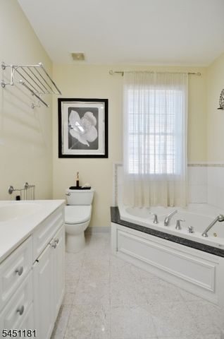 604 Avenue A 104, Bayonne City, NJ 07002