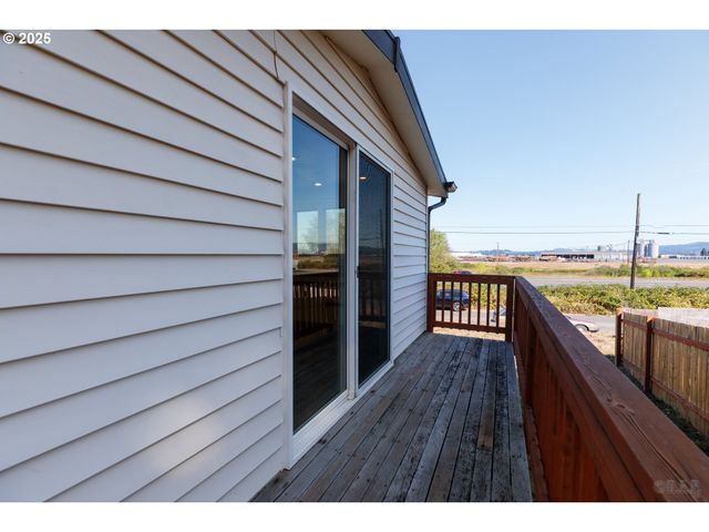 29590 FIR St, Rainier, OR 97048