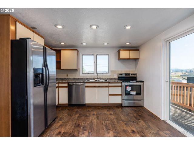 29590 FIR St, Rainier, OR 97048