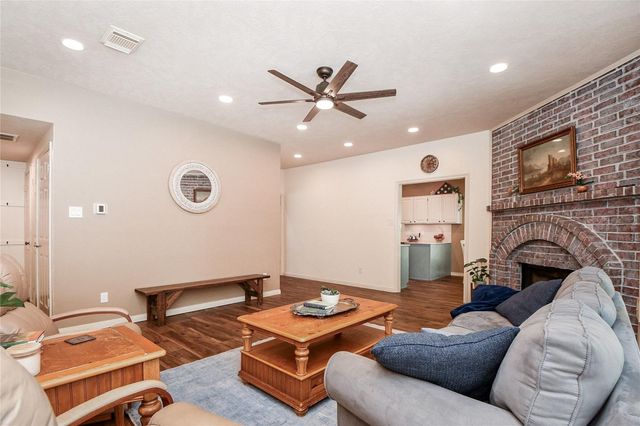 16022 Surrey Woods Drive, Friendswood, TX 77546