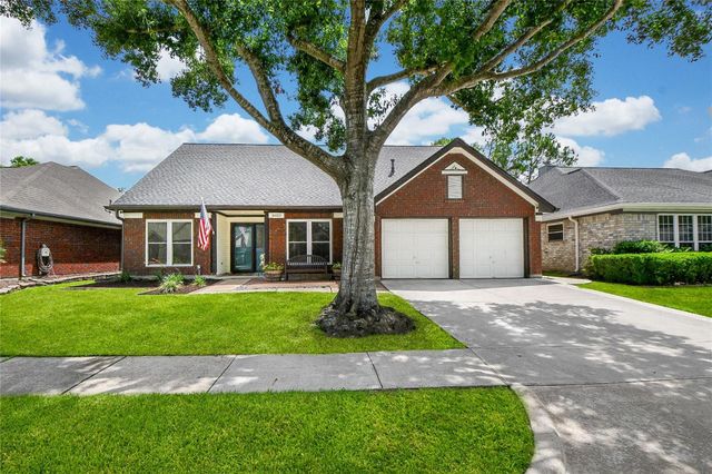 16022 Surrey Woods Drive, Friendswood, TX 77546