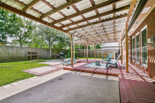 16022 Surrey Woods Drive, Friendswood, TX 77546